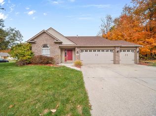 8926 Whispering Woods Dr, Fort Wayne, IN 46804