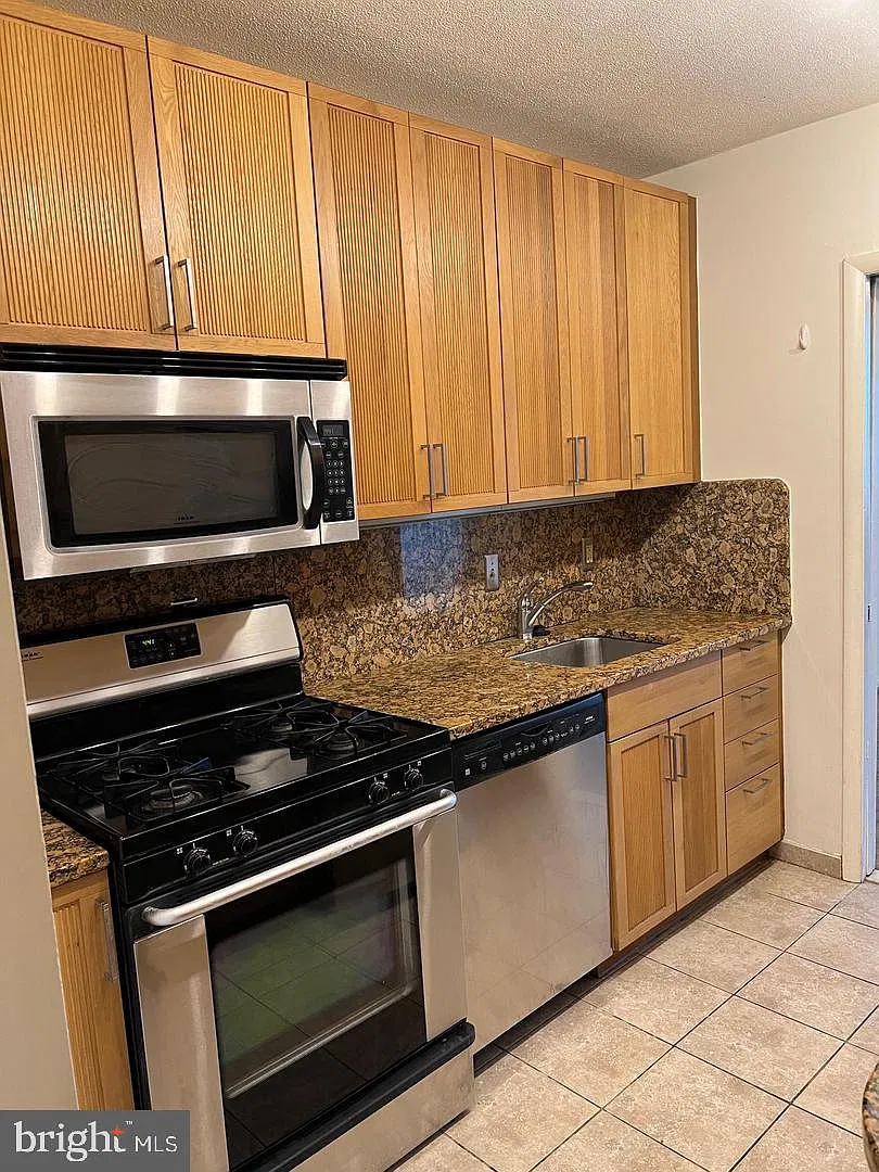 2 bed, 1.5 bath, 1120 sqft, $2,500 — Photo 4