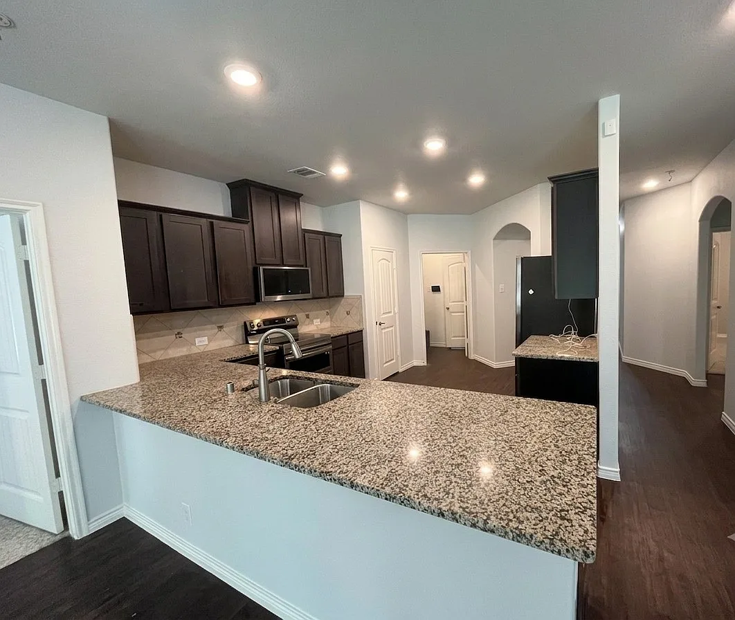 4 bed, 1872 sqft, $2,500 — Photo 3