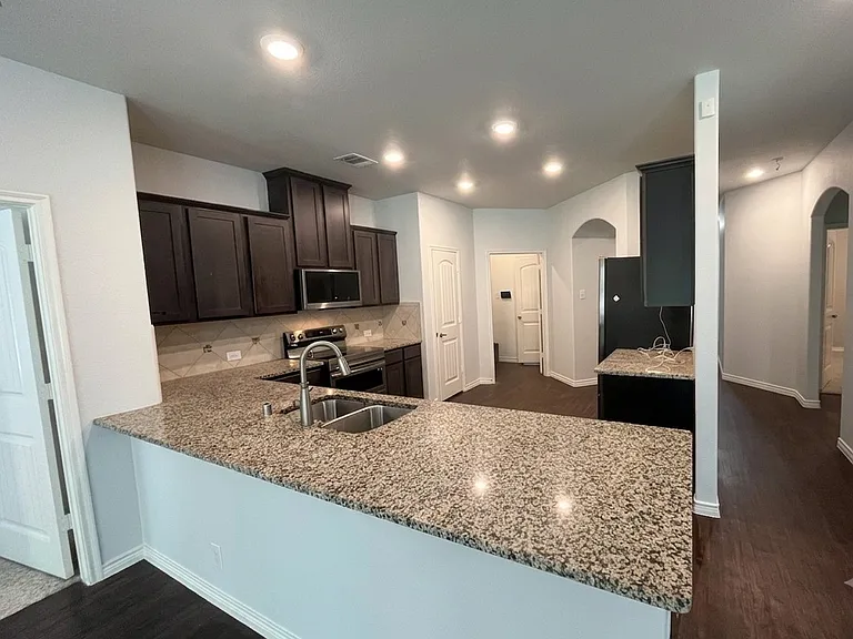 2929 Brazos Dr — Photo 3