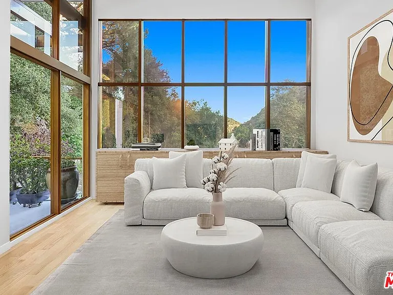 3600 Mandeville Canyon Rd — Photo 9