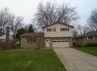 23560 Carriage Ln, North Olmsted, OH 44070