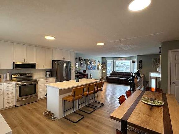 3rd image of 27 NE Bison Cres