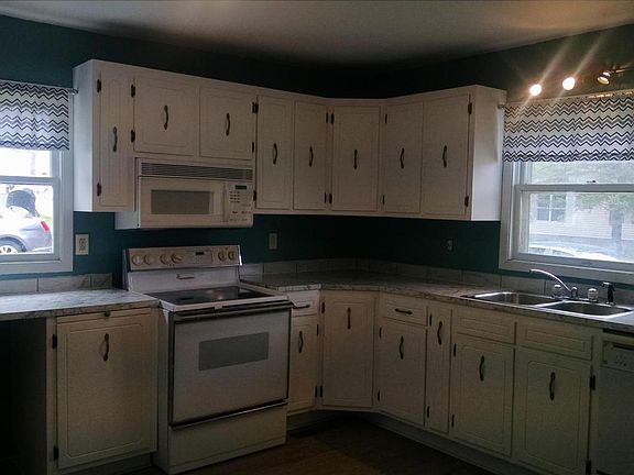3rd image of 20 Nowell St E