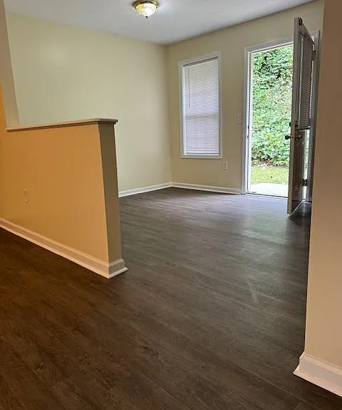 Eat in kitchen/back yard