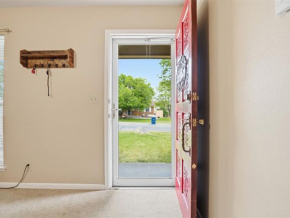 4th image of 613 Donna Dr