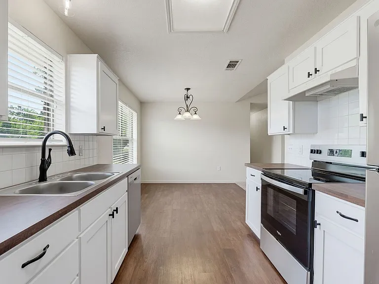 108 E Reagan Ave — Photo 7