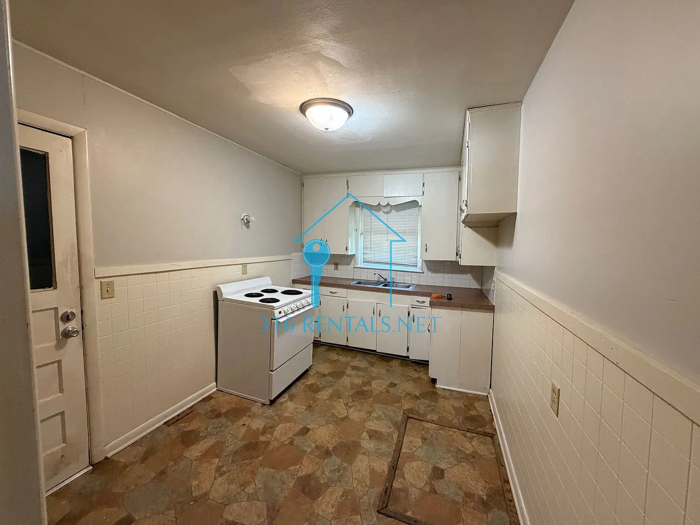 704 N High St — Photo 3