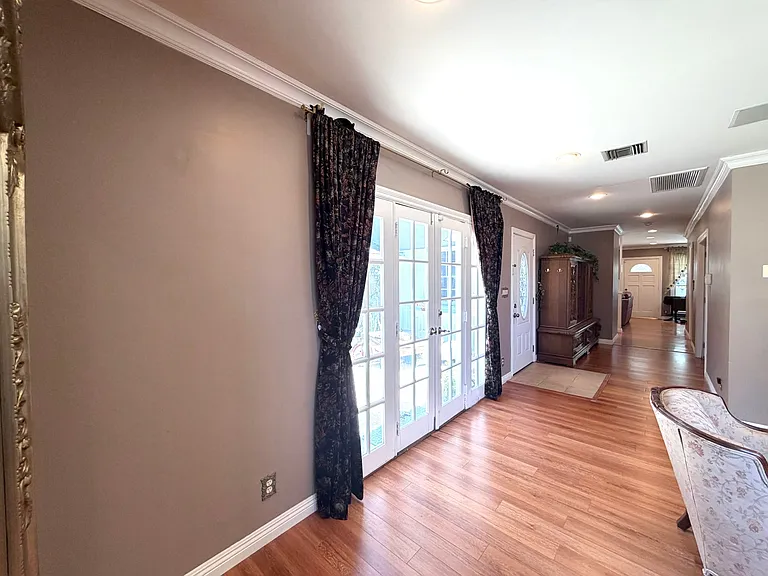 19224 Sylvan St — Photo 28