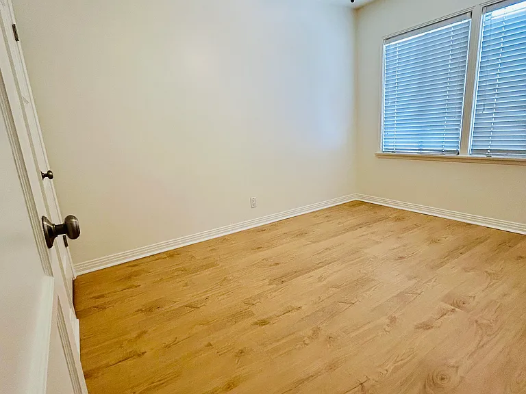1214 W Victory Blvd — Photo 22