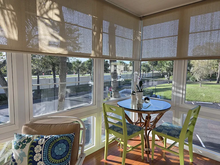 Lanai with breakfast nook