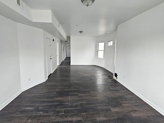 3rd image of 11 Carlton St Floor 3