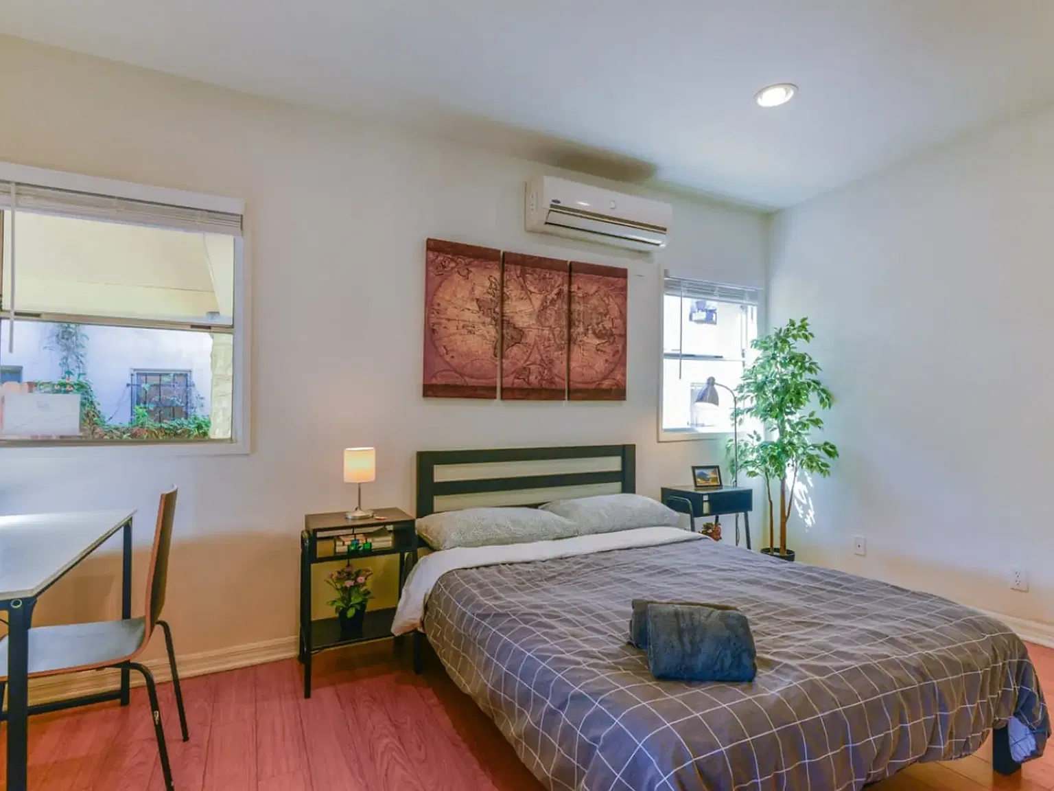 1807 N Wilton Pl — Photo 2