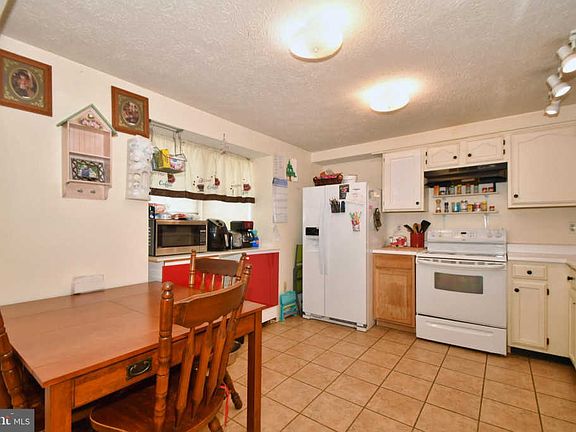 4th image of 1410 Amber Sq