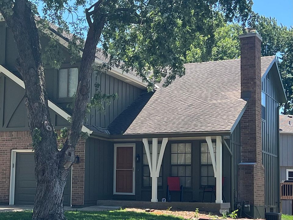 Front of rental unit/garage (large tree has been recently removed)
