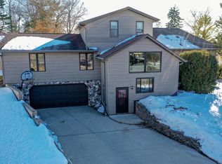 2100 Hillside Ln, Green Bay, WI 54302