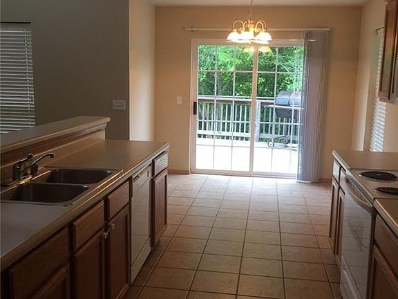 5th image of 250 Elizabeth Dr