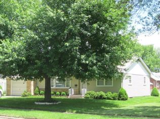 1219 N 3rd St, Clinton, IA 52732