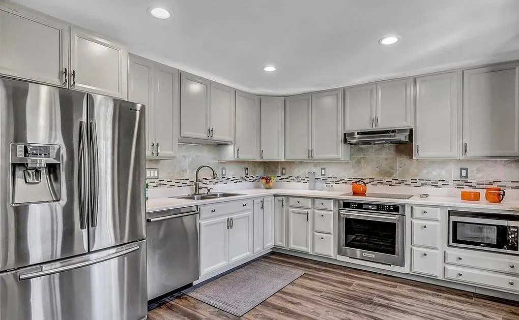2 bed, 816 sqft, $2,300 — Photo 1