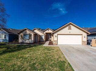 562 W White Oak Dr, Hanford, CA 93230