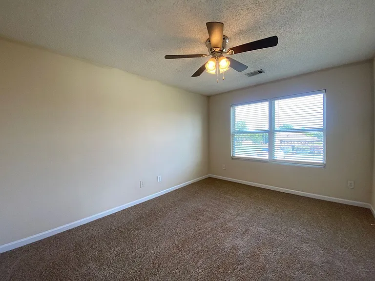 361 Bridgewater Cir — Photo 4