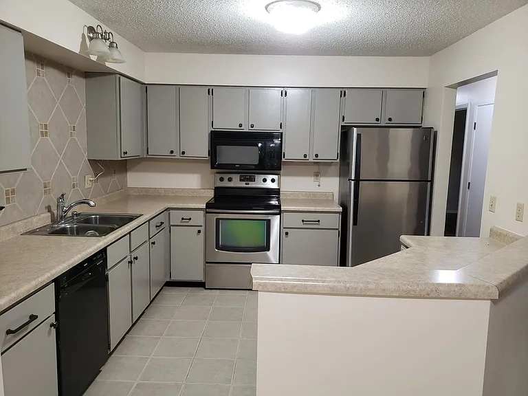 2501 Thomas Ct — Photo 2