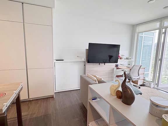 4th image of 652 Whiting Way #2408
