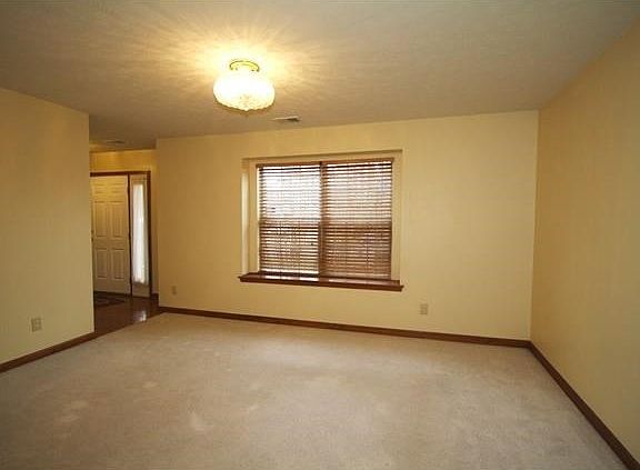4th image of 5931 Oakcrest Dr