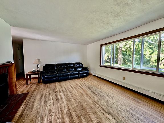 2nd image of 624 Granville Rd