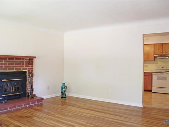 2nd image of 821 Hamilton Ct