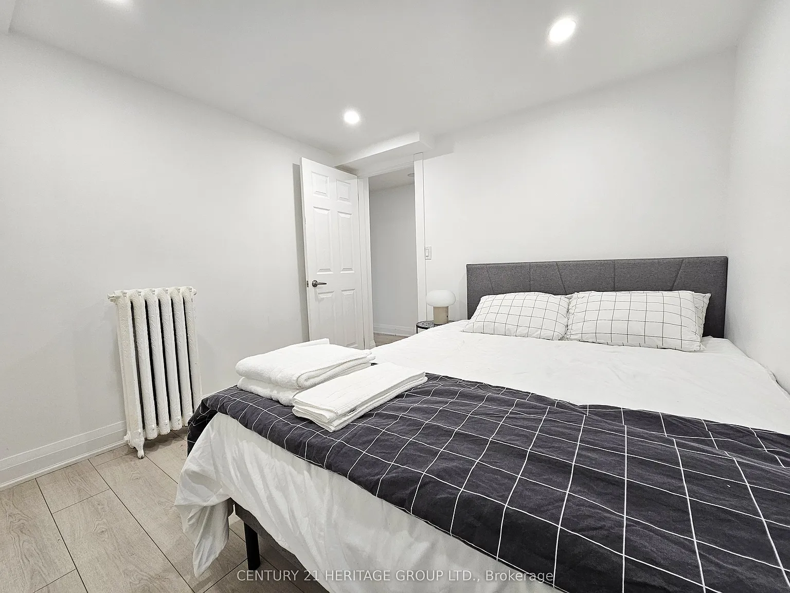 2 bed, $2,400 — Photo 4