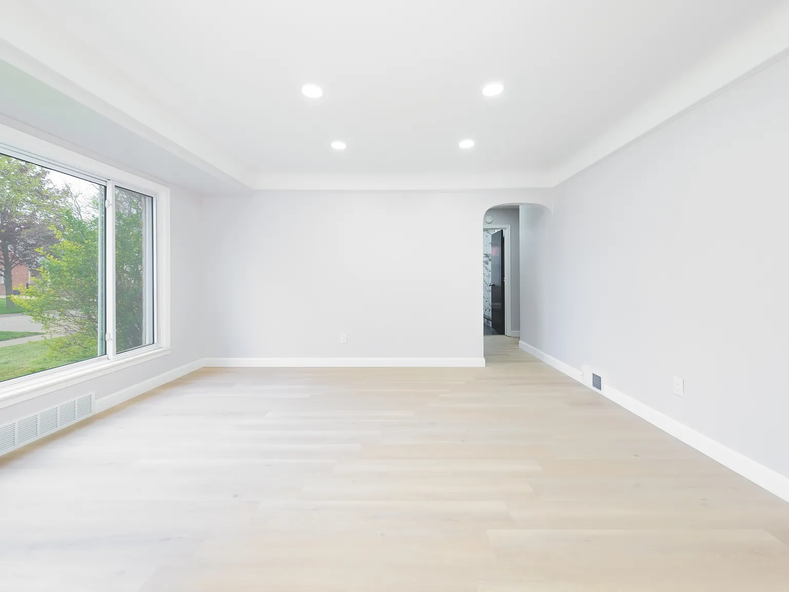 3 bed, 945 sqft, $2,100 — Photo 3