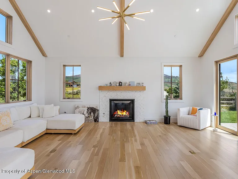 577 Fox Run Dr — Photo 6