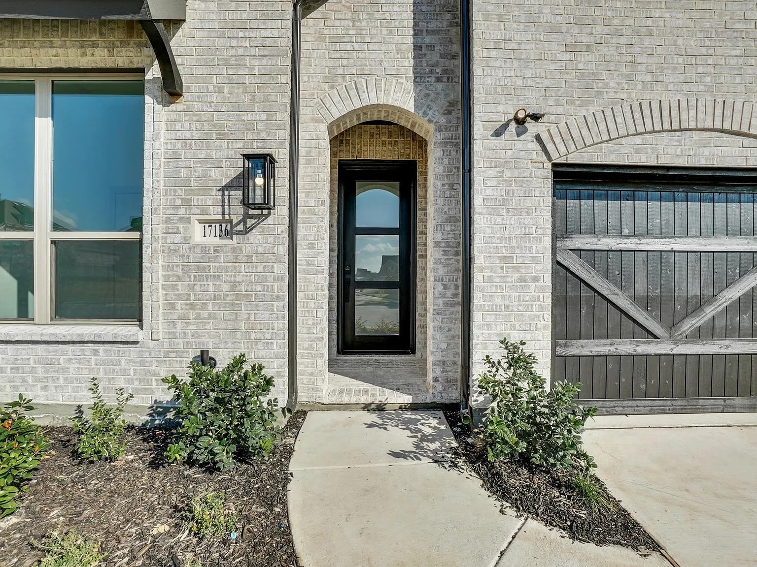 6 bed, 4.5 bath, 3732 sqft, $5,500 — Photo 2