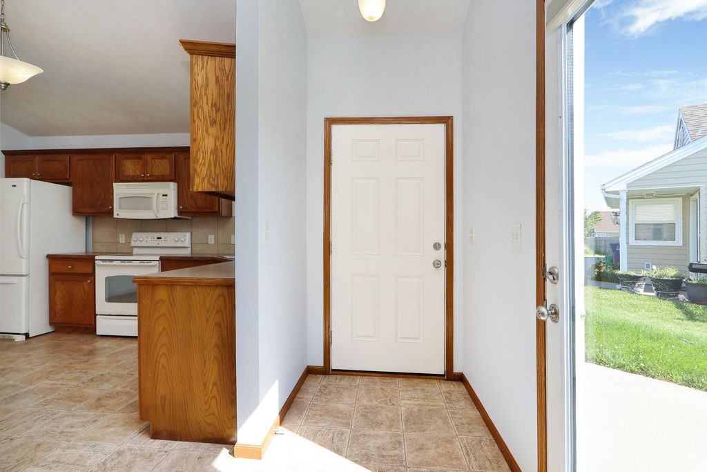 420 Brooklawn Ct, Manhattan, KS - View 4