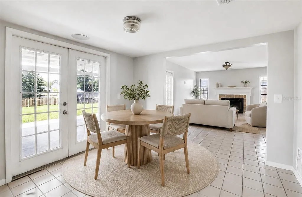 4 bed, 2.5 bath, 1950 sqft, $3,190 — Photo 4