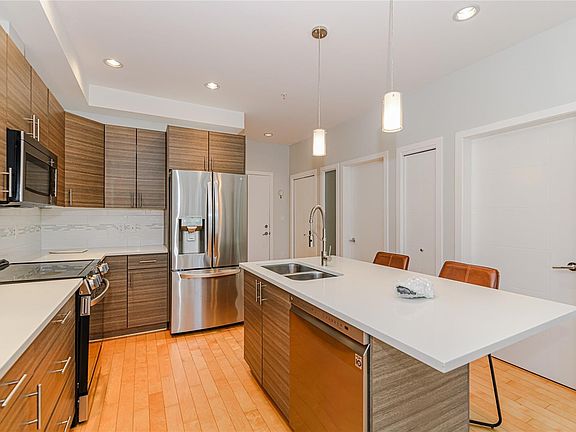 5th image of 924 Esquimalt Rd #502