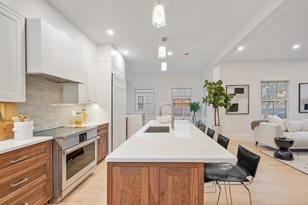 4 bed, 4.5 bath, 2900 sqft, $10,500 — Photo 4