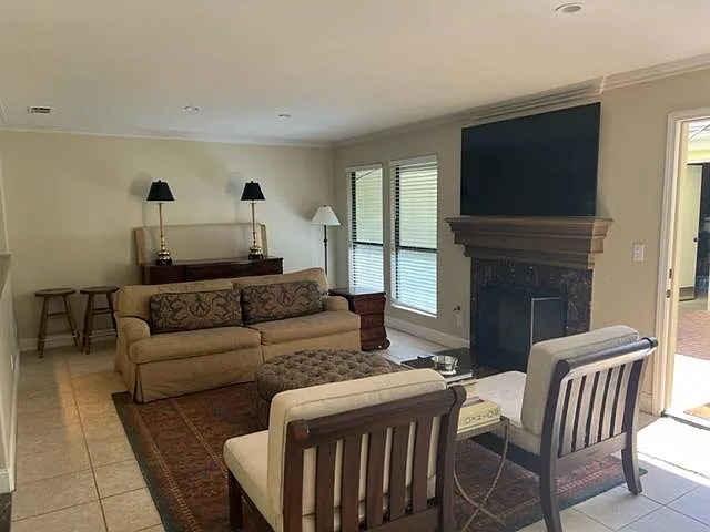 931 E Foxhill Dr — Photo 2