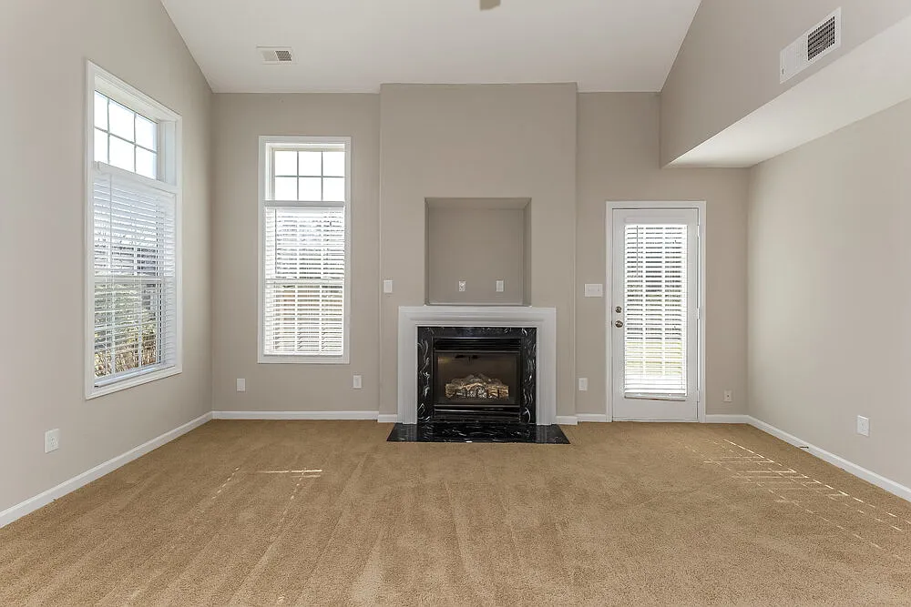 3 bed, 2.5 bath, 1828 sqft, $3,060 — Photo 2