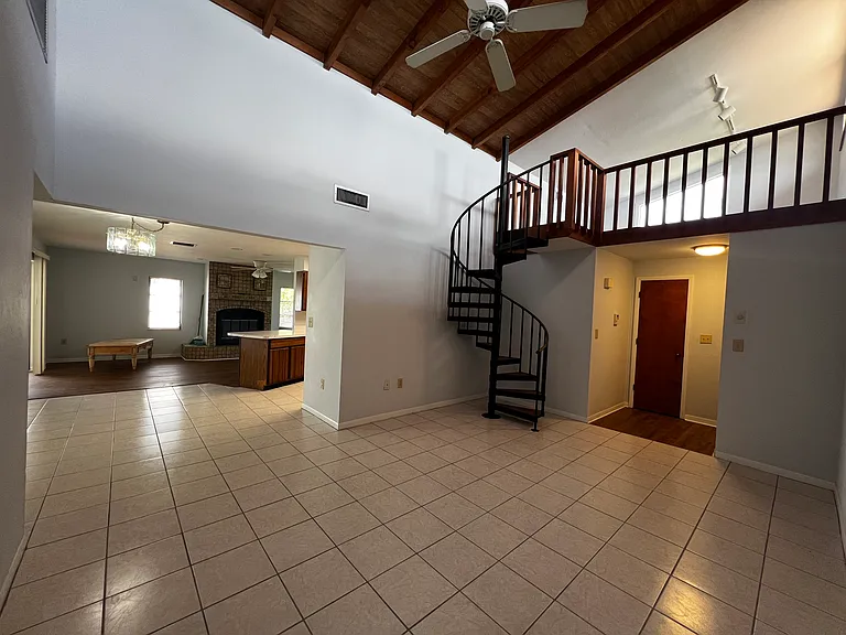 203 SW 16th Ter — Photo 3
