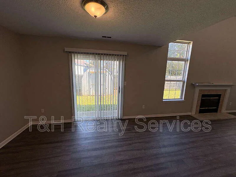 3 bed, 2.5 bath, 1723 sqft, $1,650 — Photo 3