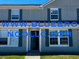 621 Willow Ln APT B, Peculiar, MO 64078