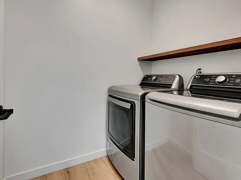 109 Daisy Ave #4 — Photo 55