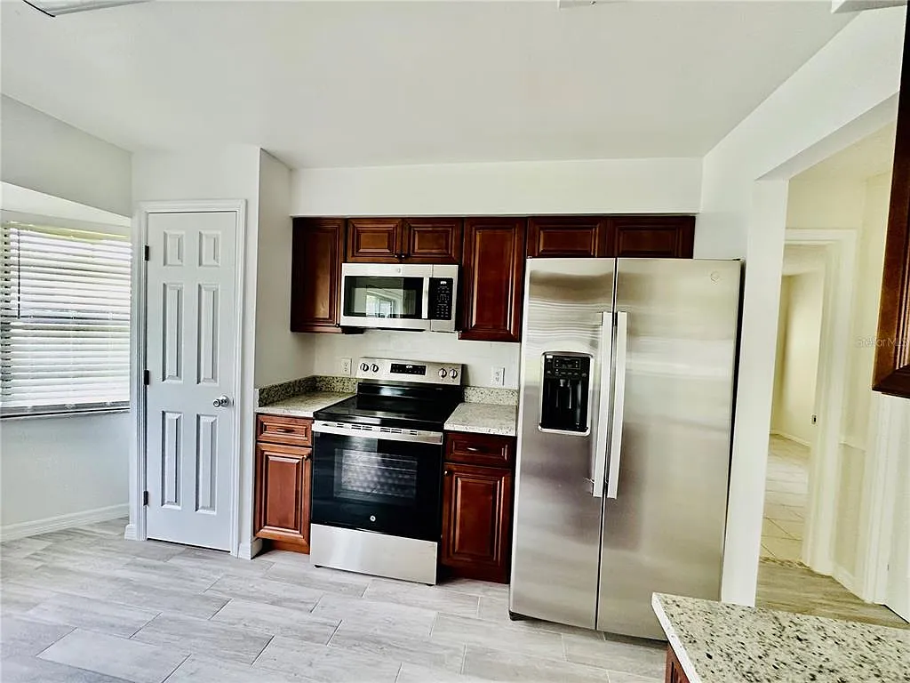 3 bed, 2.0 bath, 1211 sqft, $1,800 — Photo 3