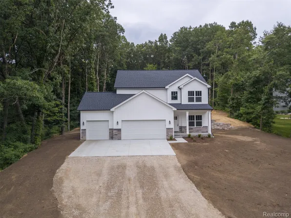 16085 Catalpa Ridge Dr, Holly, MI 48442