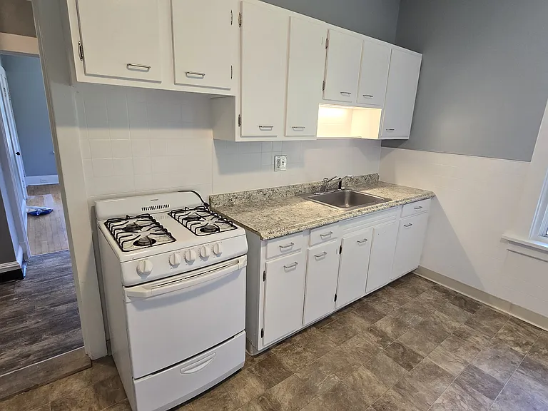 303 Pleasant St — Photo 3