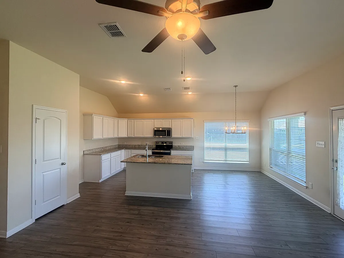 Building Photo - 2027 Dade Loop