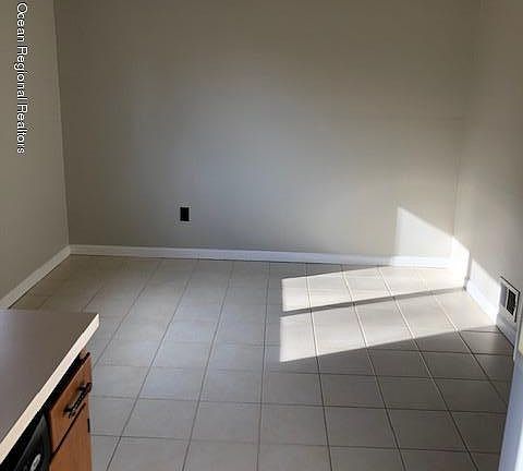 5th image of 475 Clubhouse Dr