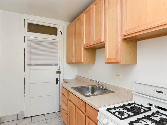 2nd image of 2625 W Gunnison St #W3